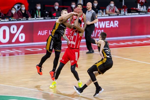 涉及四名在 涉及四名在